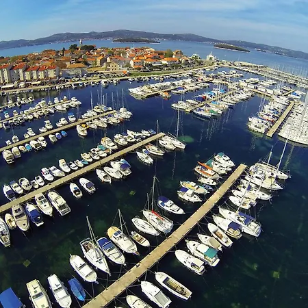 2 Bedroom Beautiful In Διαμέρισμα Biograd Na Moru